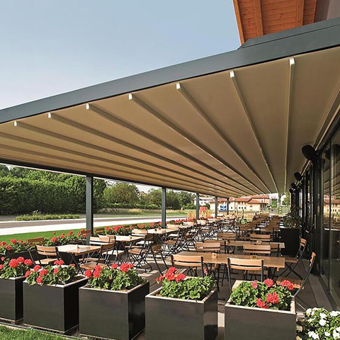 restaurant-big-patio-retractable-awning