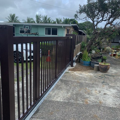 retractable-driveway-fence