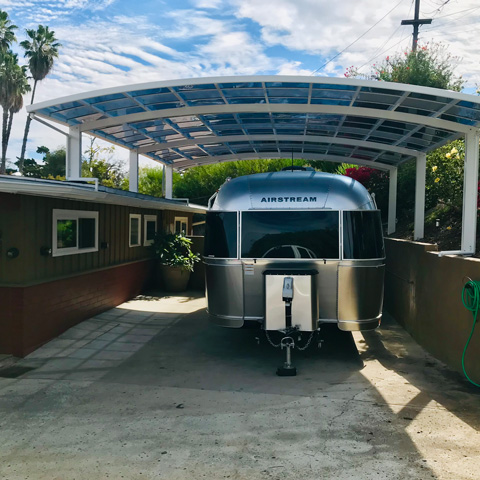 rv-cover-between-house-and-wall